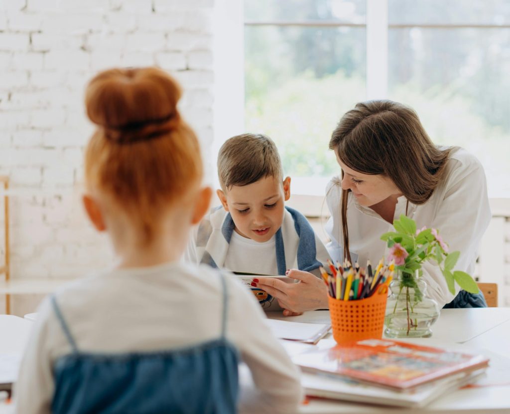 Spannendes Lernerlebnis mit einem Lehrer und einem Kind, die in einem hellen Klassenzimmer Bücher und Kreativität erkunden.