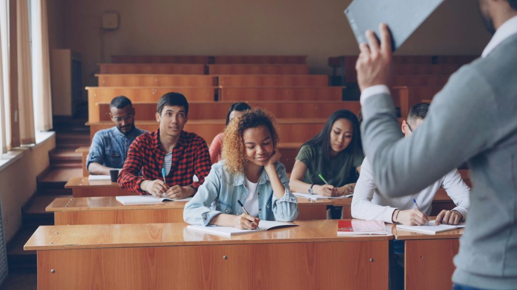 Studenten hören sich in einem Klassenzimmer eine Vorlesung an.