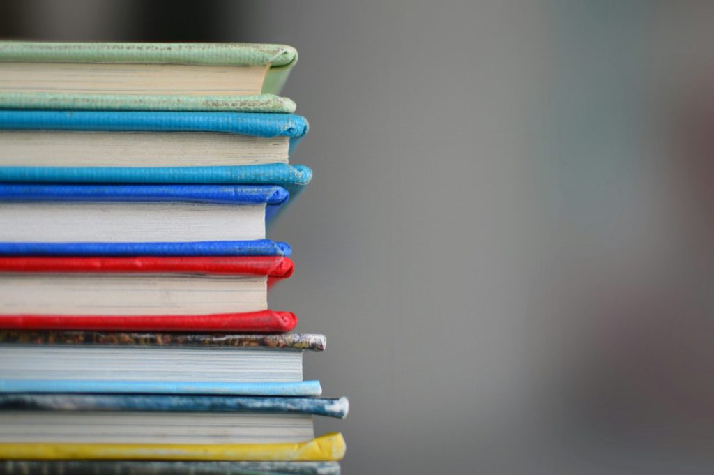 Fotografie von Büchern mit geringer Schärfentiefe
